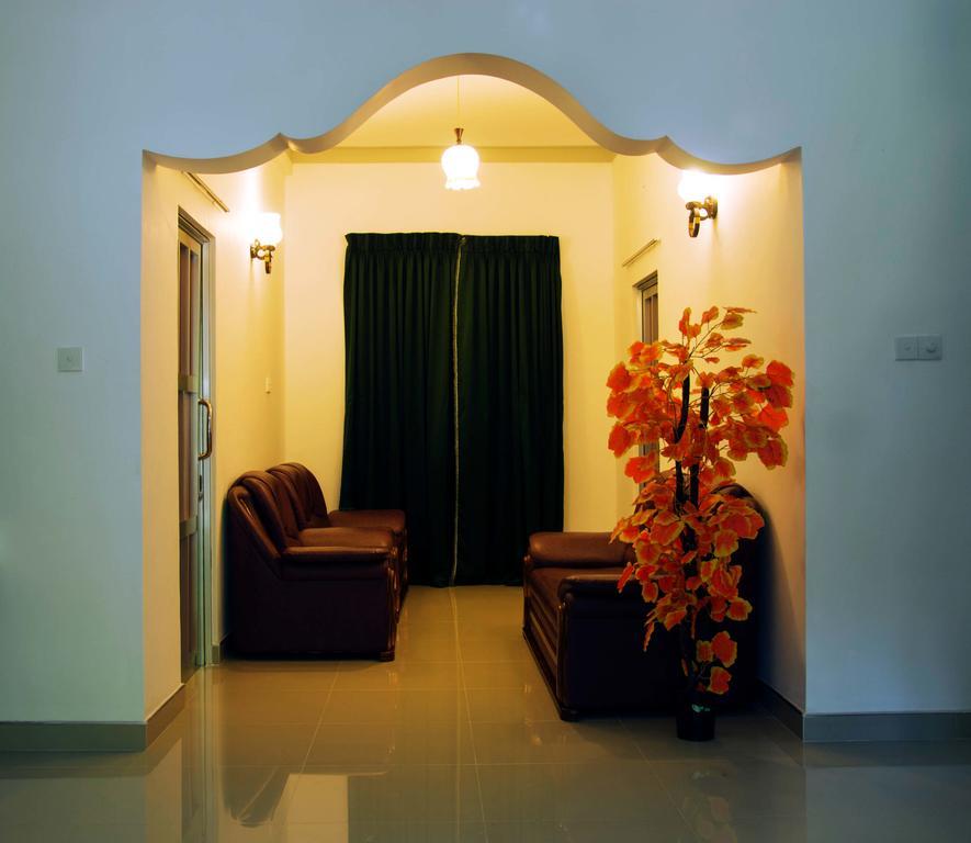 Saffron Guest Inn โปลอนนารูวา ภายนอก รูปภาพ